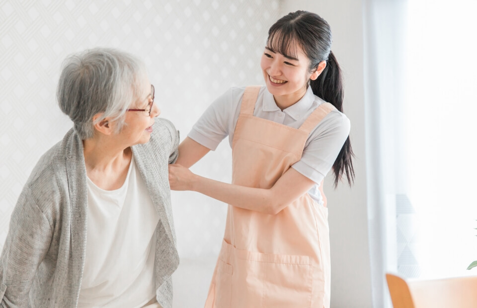 イメージ：介護師と高齢者